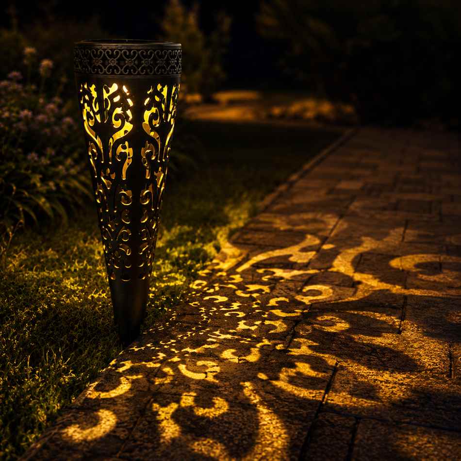 Detail zapichovacej solárnej lampy Garden of Eden 13011 – orientálny vyrezávaný vzor na čiernom kužeľovom tele, biela pozadie