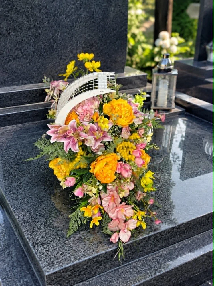 Spomienková ikebana na hroby, jarná
