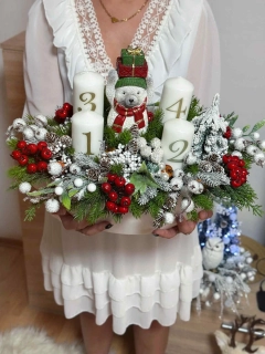 Adventný veniec v loďke s mackom, červeno biely