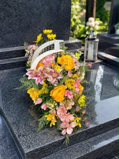 Spomienková ikebana na hroby, jarná